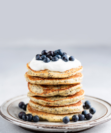 Hot Cakes con Yogurt Griego y Blueberries