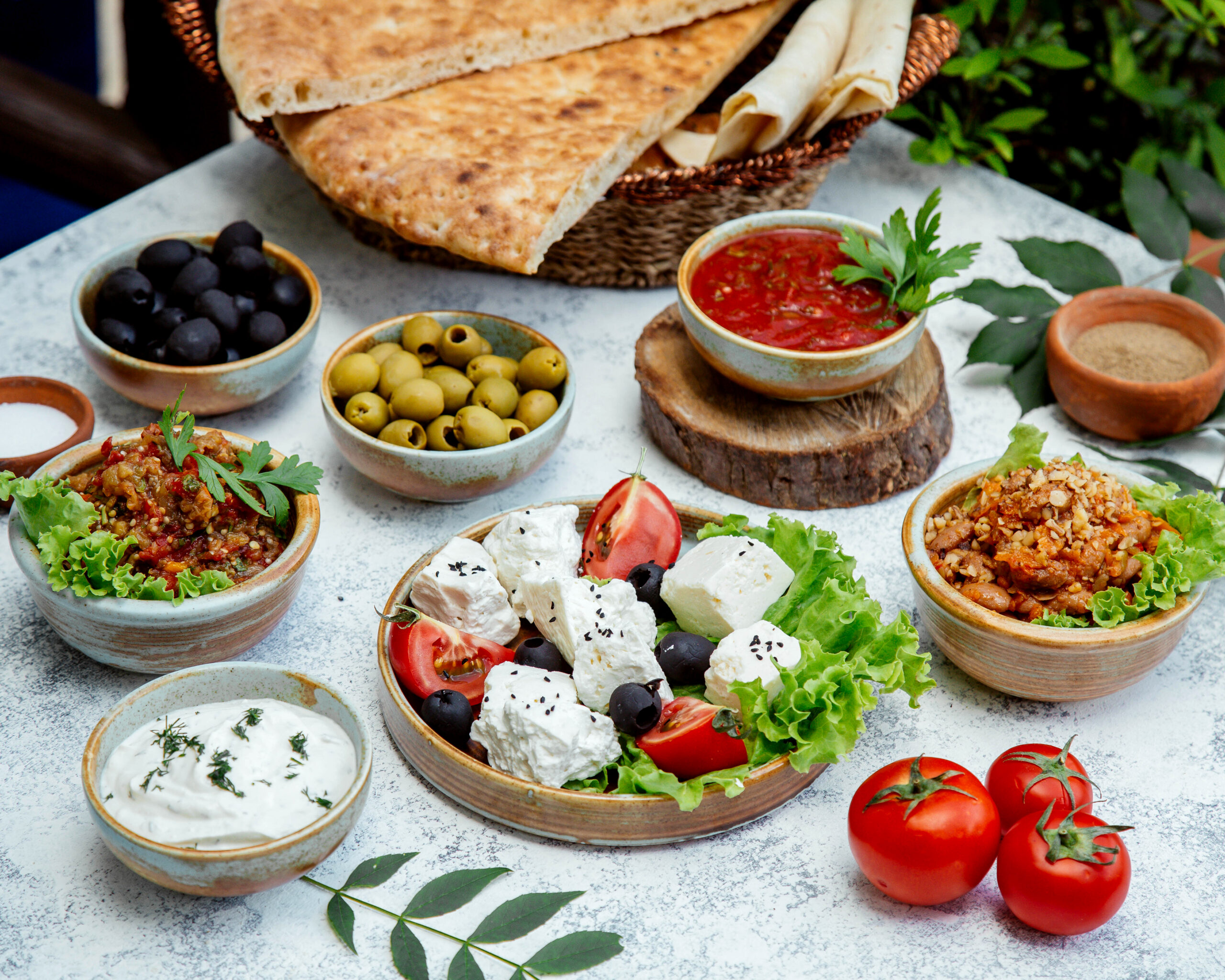 Comida mediterranea con yogurt griego